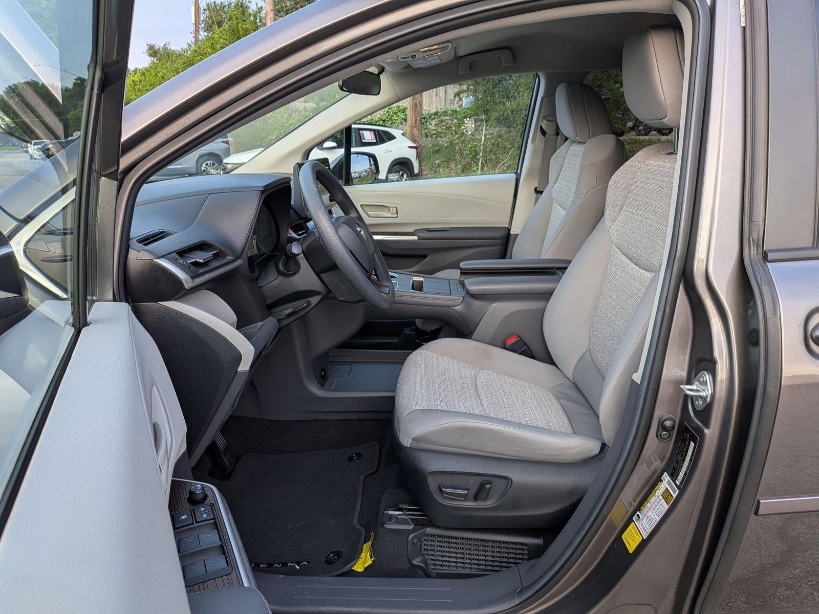 2024 Toyota Sienna LE FWD 8-Passenger (Natl)