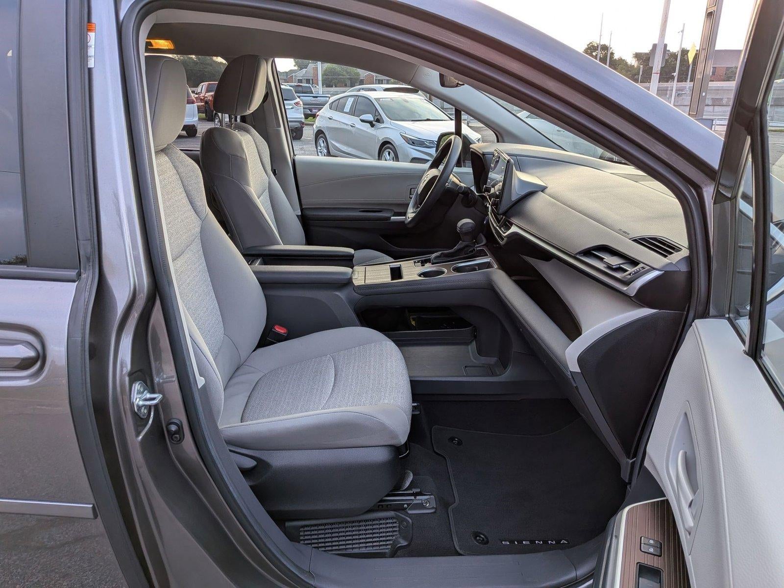 2024 Toyota Sienna LE FWD 8-Passenger (Natl)