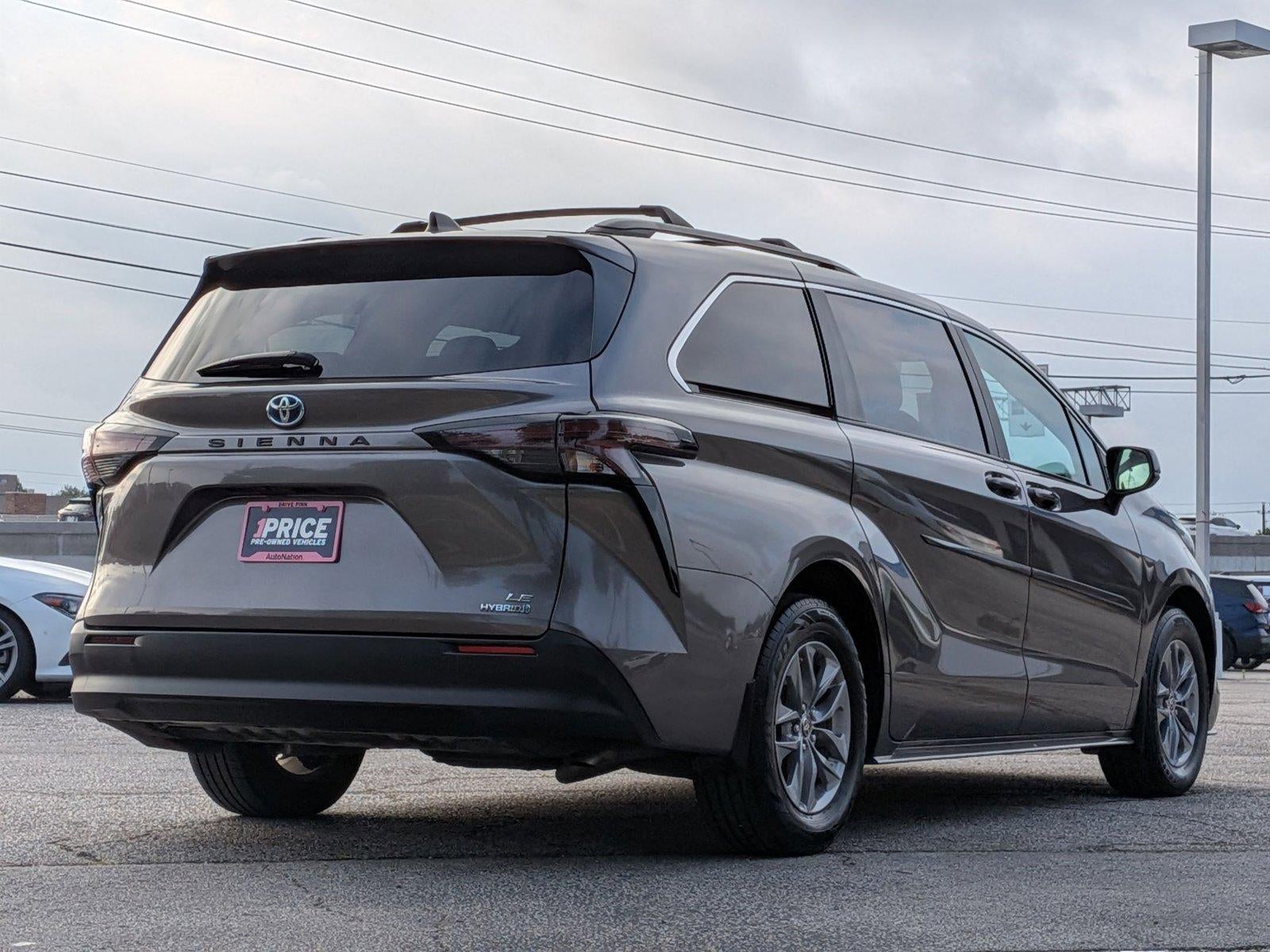 2024 Toyota Sienna LE FWD 8-Passenger (Natl)