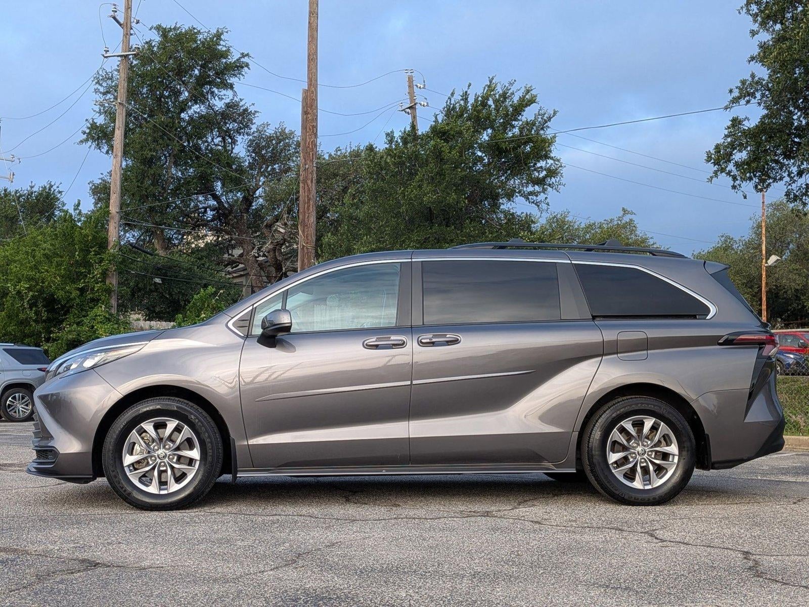2024 Toyota Sienna LE FWD 8-Passenger (Natl)