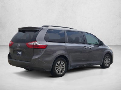 2017 Toyota Sienna XLE Auto Access Seat