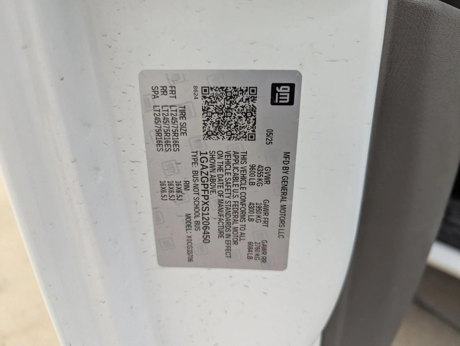 2025 Chevrolet Express Passenger 1LT