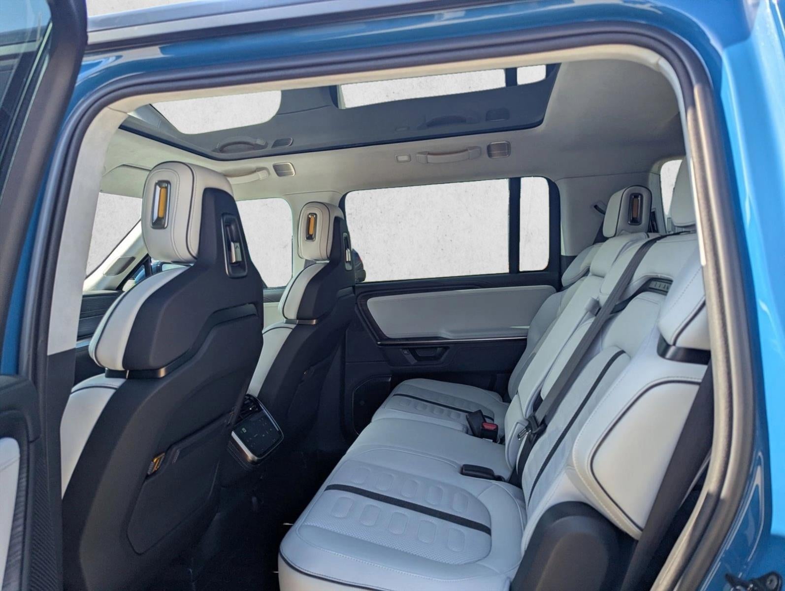 2025 RIVIAN R1S Adventure